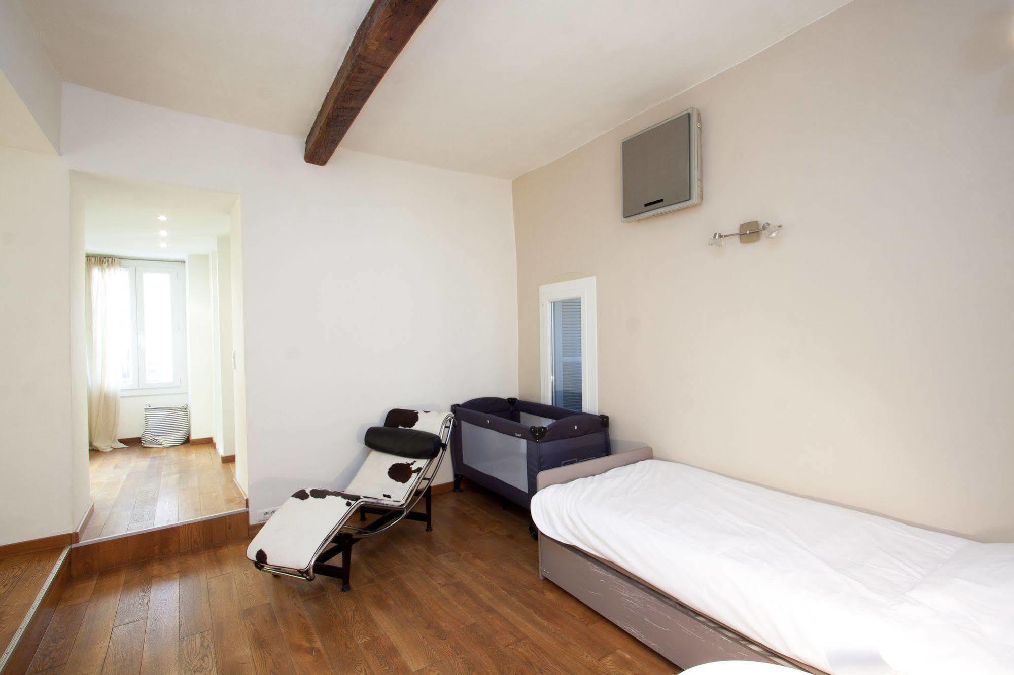 Apartment Au Coeur De La Vieille Pietonne & Citadelle